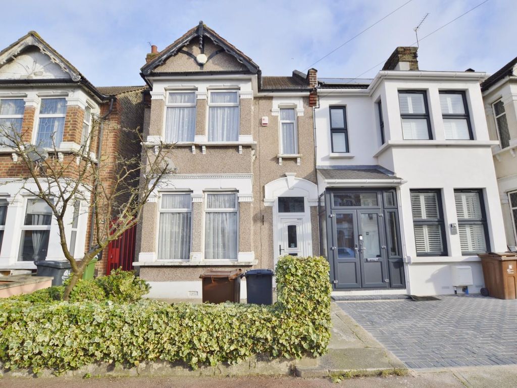 4 bed property for sale in Park Avenue, Barking IG11, £500,000 Zoopla