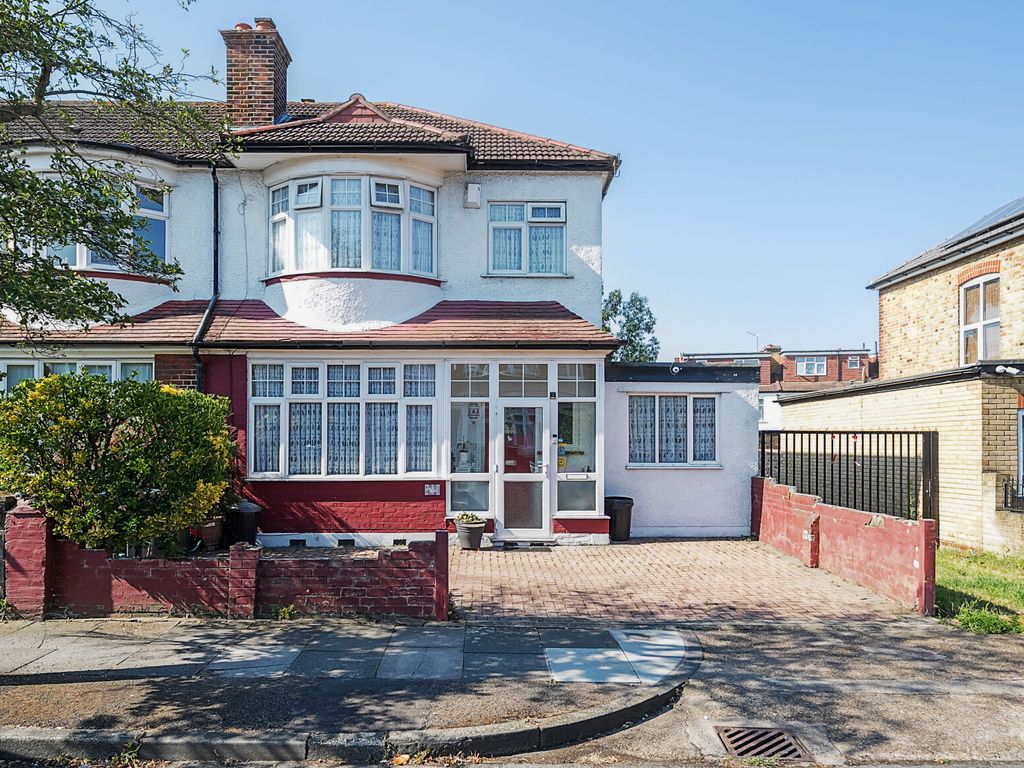 3 bed end terrace house for sale in Elmhurst Avenue, Mitcham CR4, £