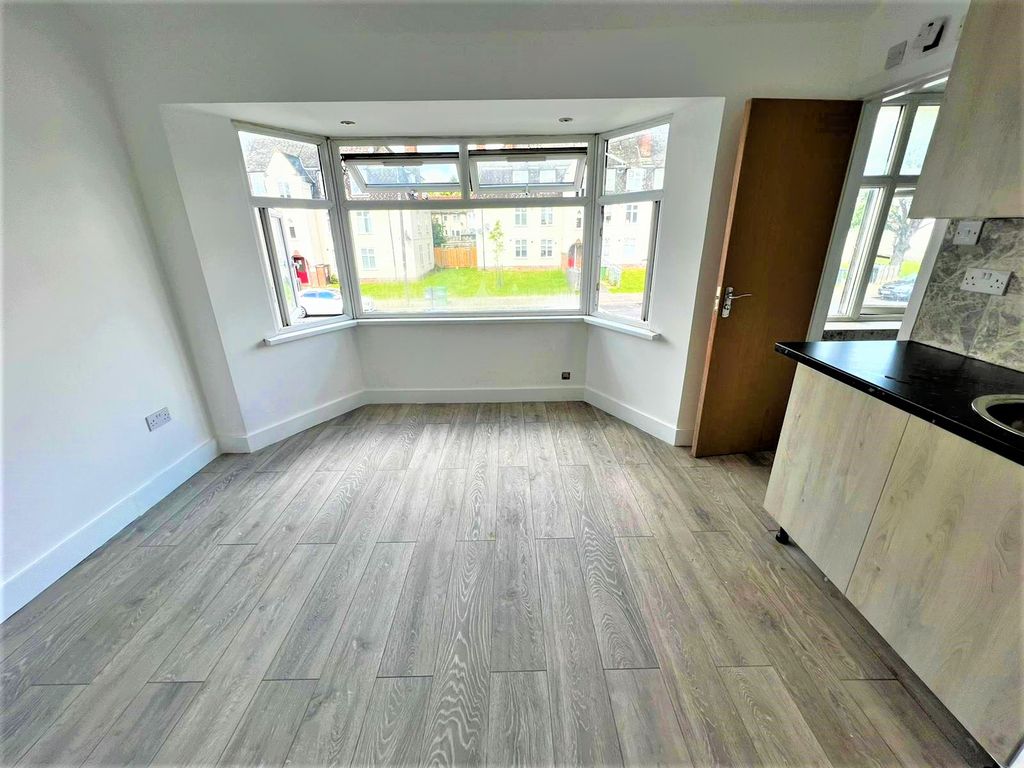 Studio to rent in Montrose Avenue, Edgware HA8, £1,000 pcm Zoopla