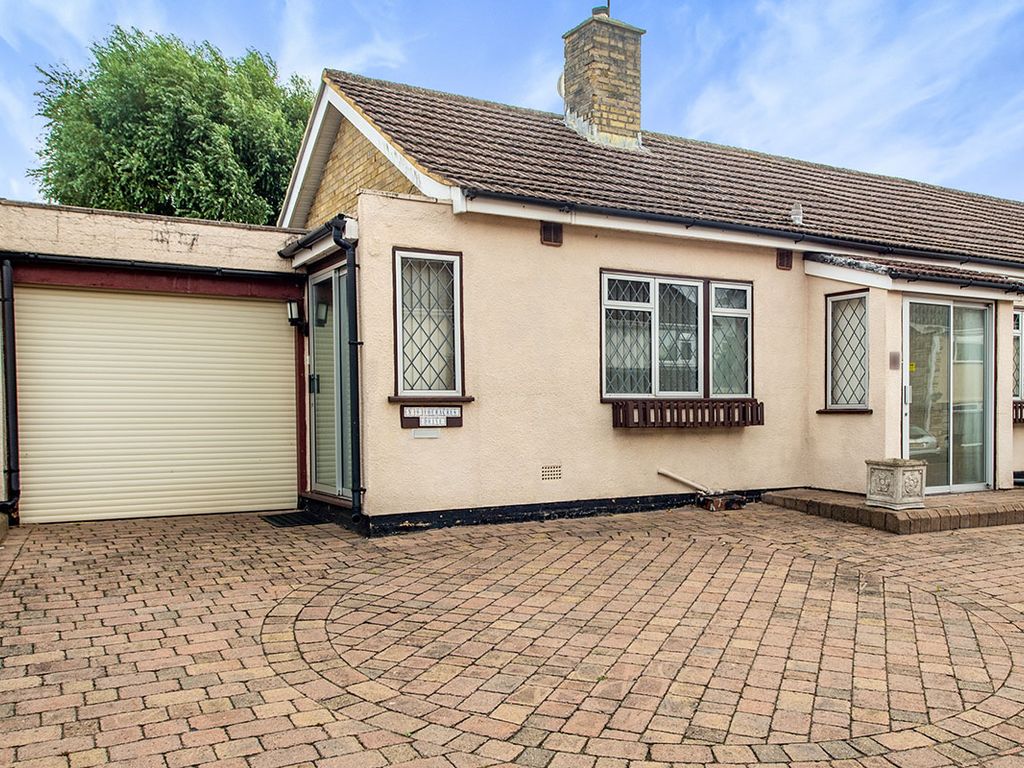 2 bed bungalow for sale in Fouracres Drive, Hemel Hempstead