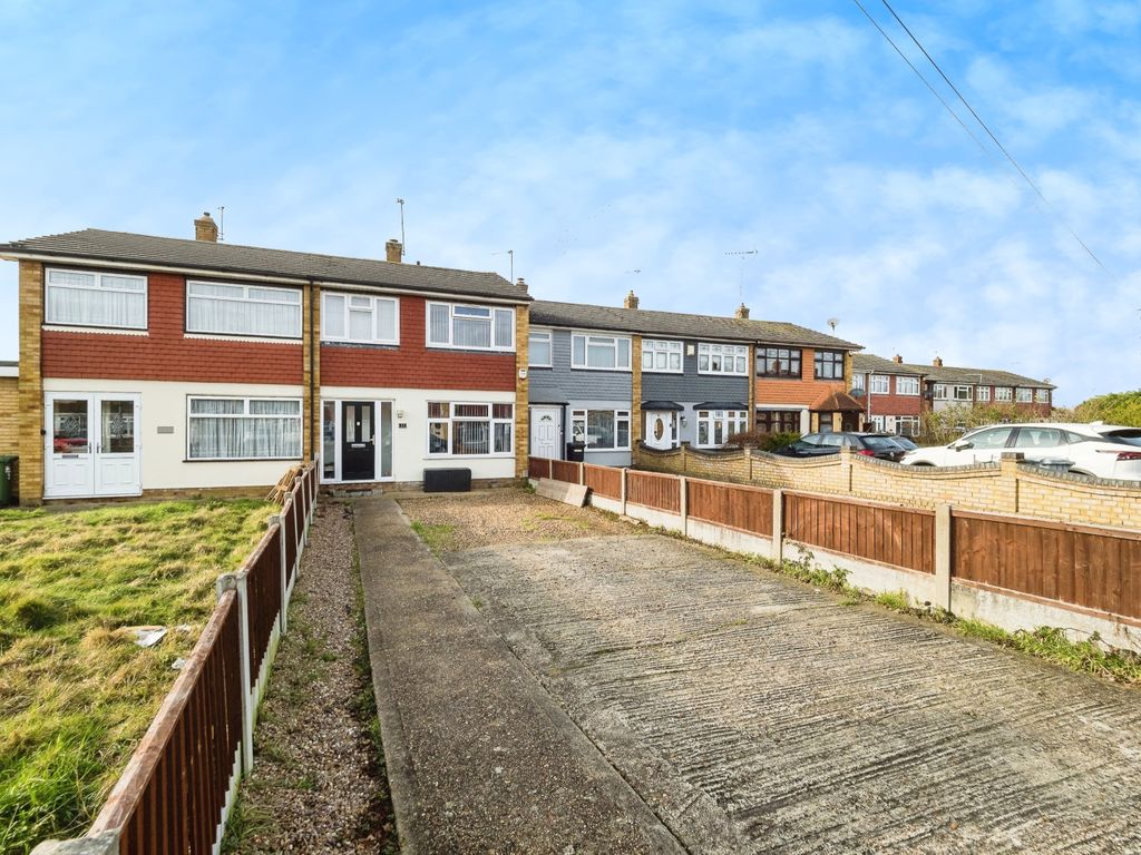 3 bed terraced house for sale in Patmore Way, Romford RM5, £425,000