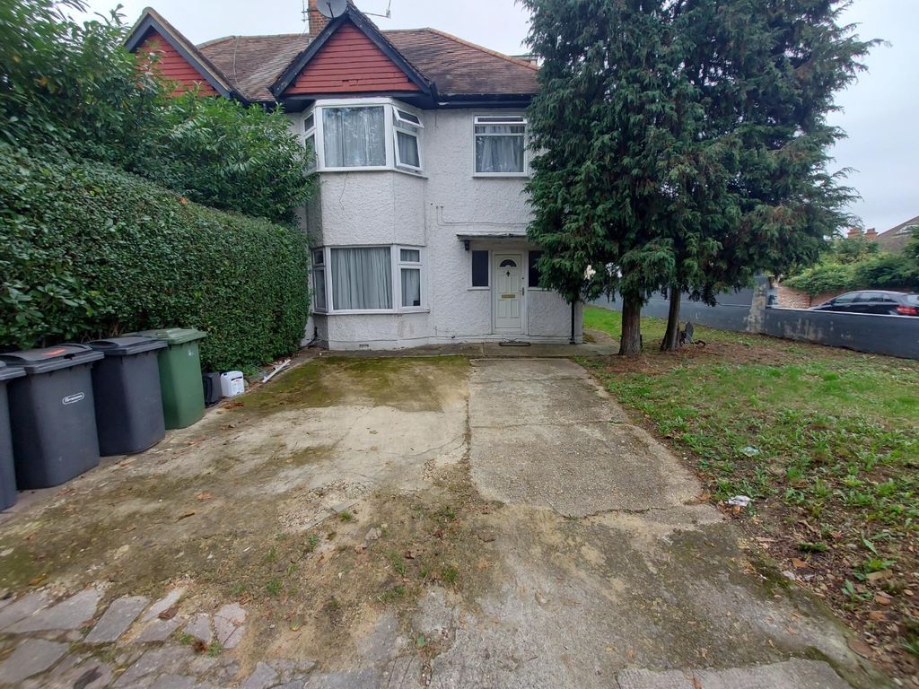 Room to rent in Whitchurch Lane, Edgware, Greater London HA8, £950 pcm