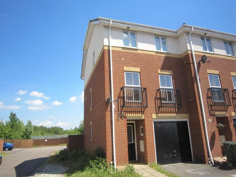 4 bed end terrace house for sale in Marathon Way, London SE28 Zoopla