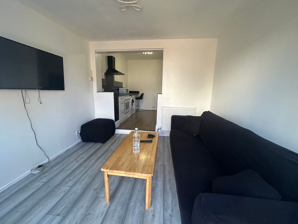 1 bed flat to rent in Ferndale Road, Enfield EN3, £1,550 pcm Zoopla