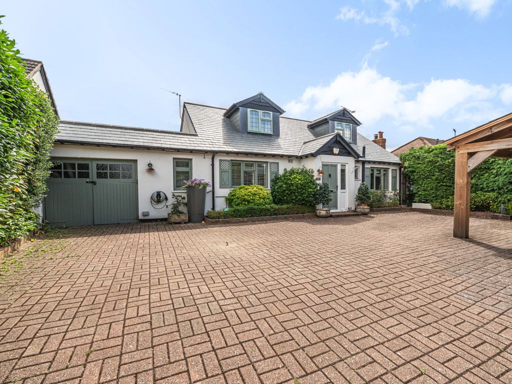 4 bed detached house for sale in Westfield Road, Woking GU22, £825,000