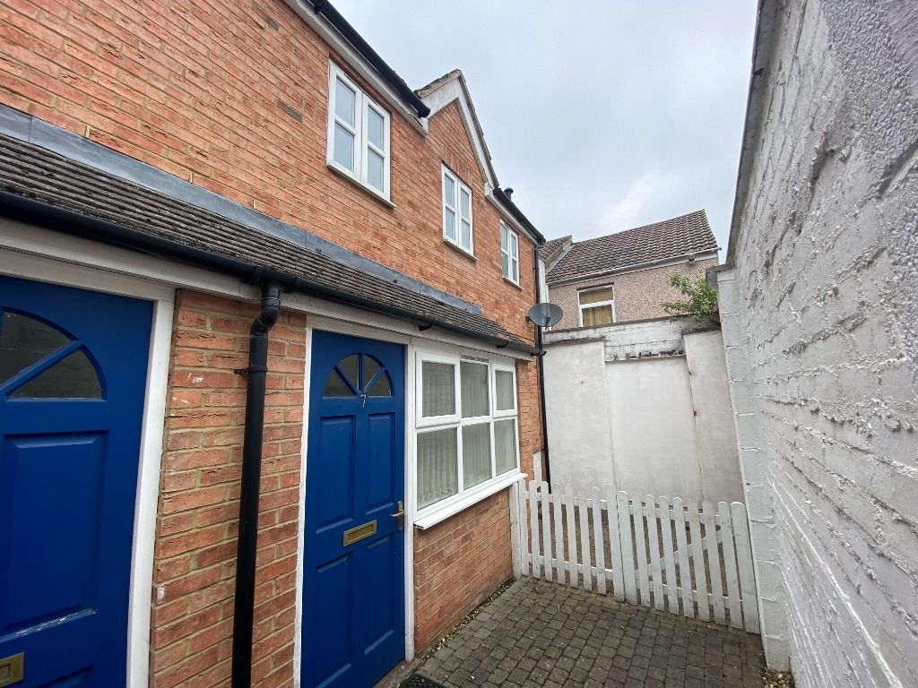 1 bed semidetached house to rent in Victoria Court, Victoria Road