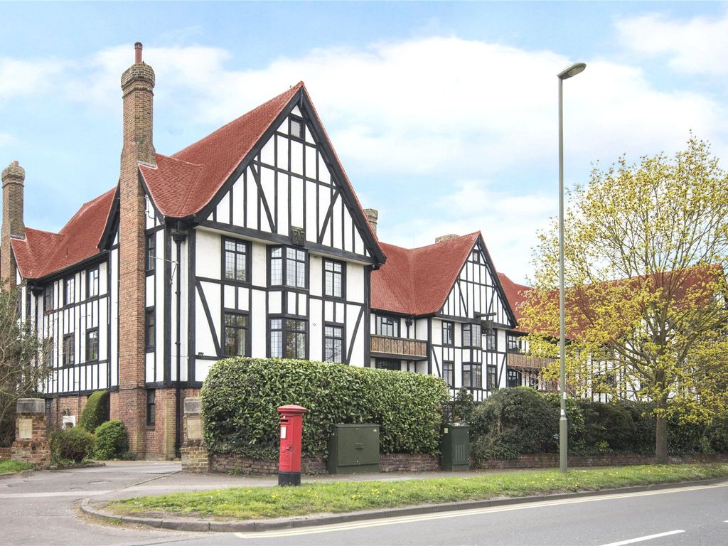 2 bed flat for sale in Queens Close, Lammas Lane, Esher, Surrey KT10