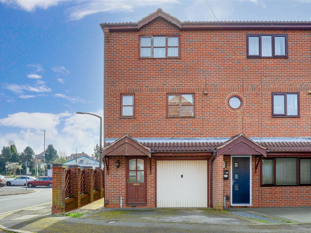 3 bed end terrace house for sale in Harberton Close, Redhill