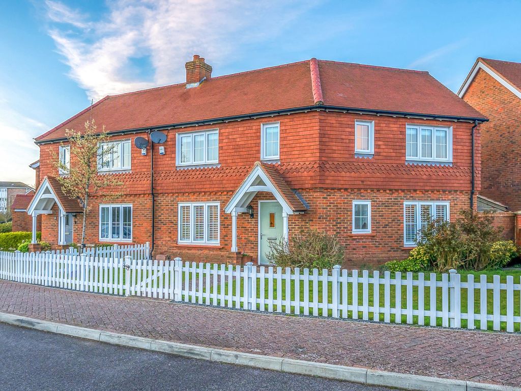 3 bed semidetached house for sale in Kinloch Road, Tadworth KT20, £