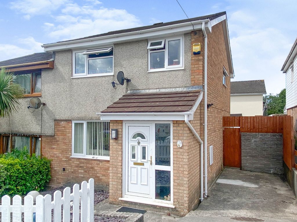 3 bed semidetached house for sale in Barnes Avenue, Cefn Glas
