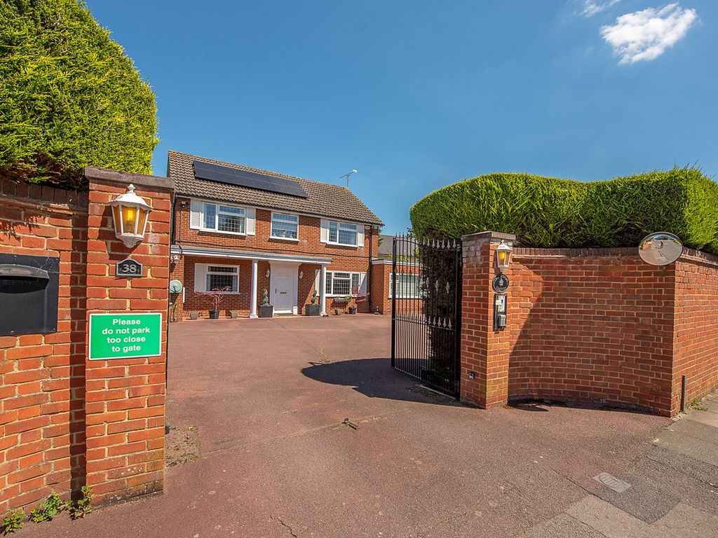 4 bed detached house for sale in Upper Halliford Road, Shepperton TW17