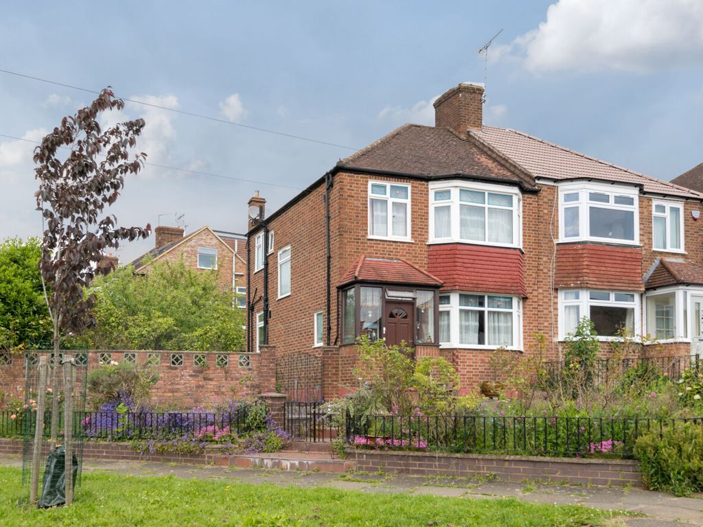 3 bed semidetached house for sale in The Linkway, EN5, £700,000
