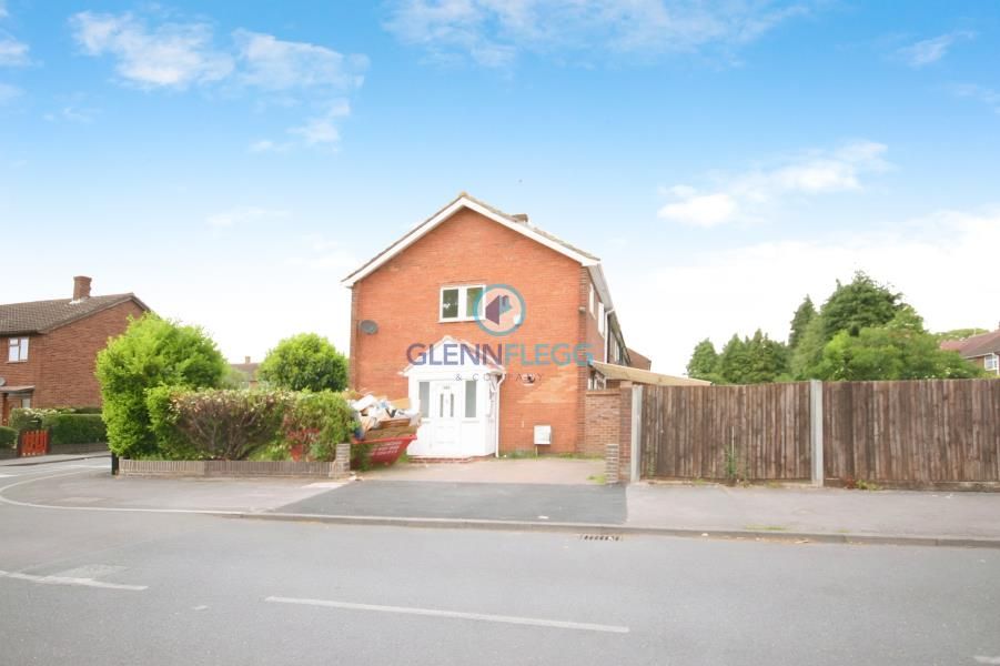 2 bed property to rent in Reddington Drive, Langley, Slough SL3, £1,650