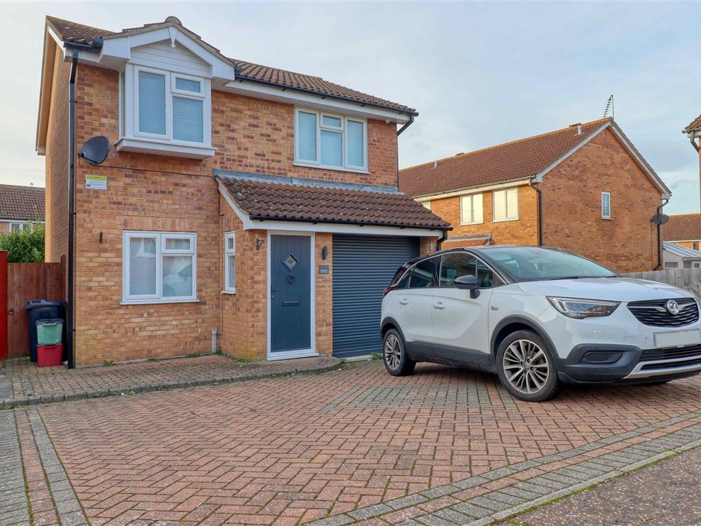 3 bed detached house for sale in Greenacres, ClactonOnSea CO15, £