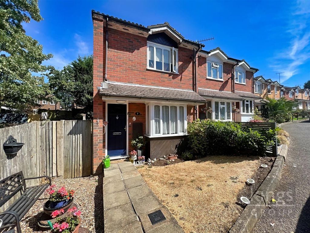 2 bed end terrace house for sale in Appletree Gardens, Cockfosters