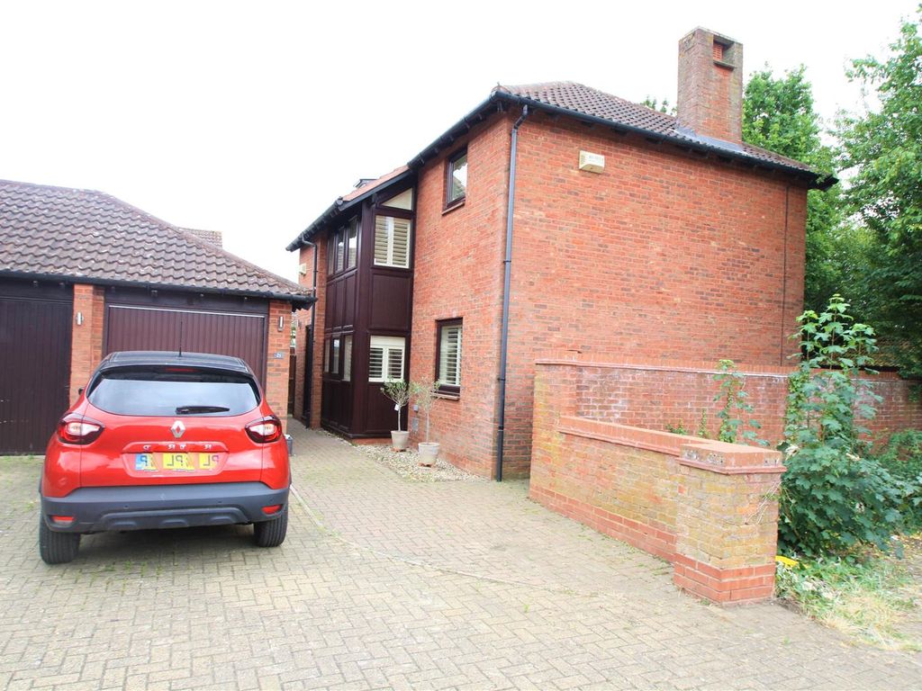 4 bed detached house for sale in Pyxe Court, Walton Park, Milton Keynes MK7 Zoopla