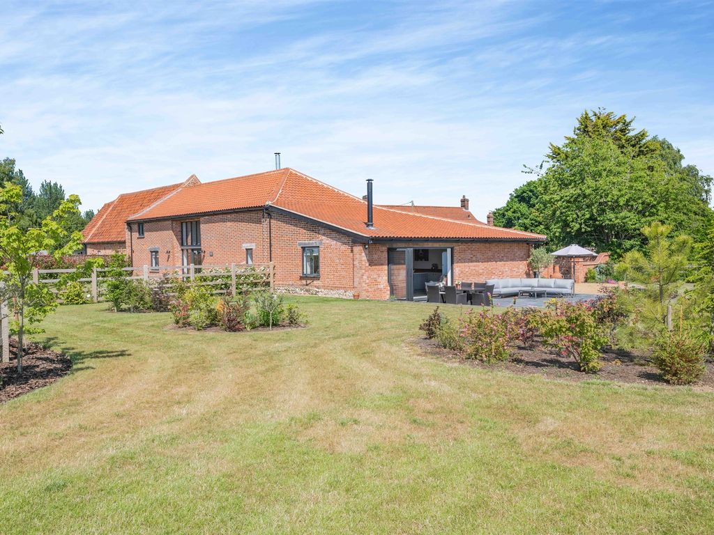 3 bed barn conversion for sale in School Road, Neatishead, Norwich NR12