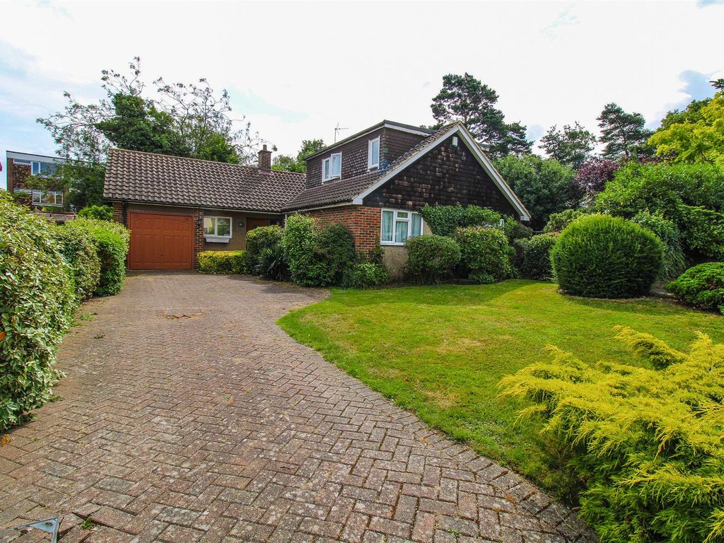 4 bed detached bungalow for sale in Brook Lane Field, Harlow CM18, £