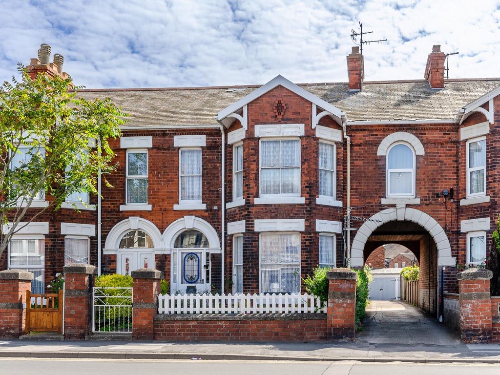 5 bed terraced house for sale in Queen Street, Withernsea HU19 Zoopla