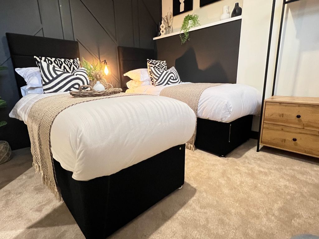 Room to rent in Room 3, 114 Cemetery Road, Holbeck, Leeds LS11, £650 pcm Zoopla