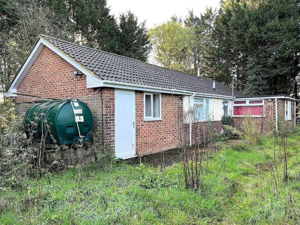 3 bed bungalow for sale in Old London Road, Milton Common, Thame