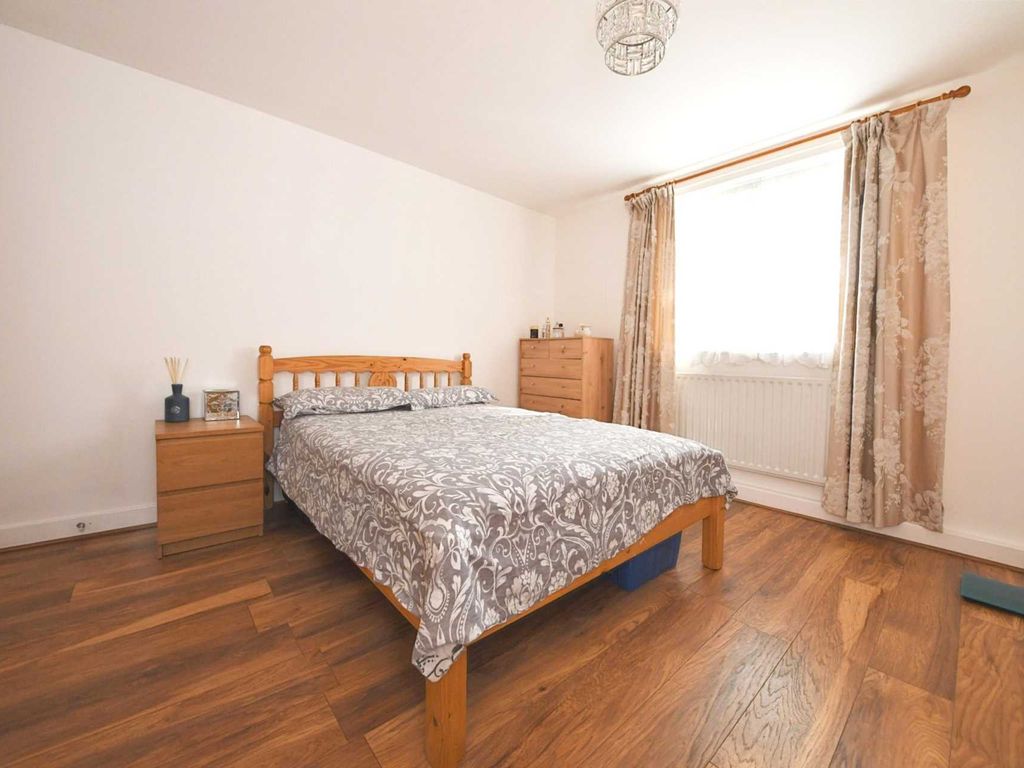 Room to rent in Prestwick Court, White Hart Lane N17, £825 pcm Zoopla