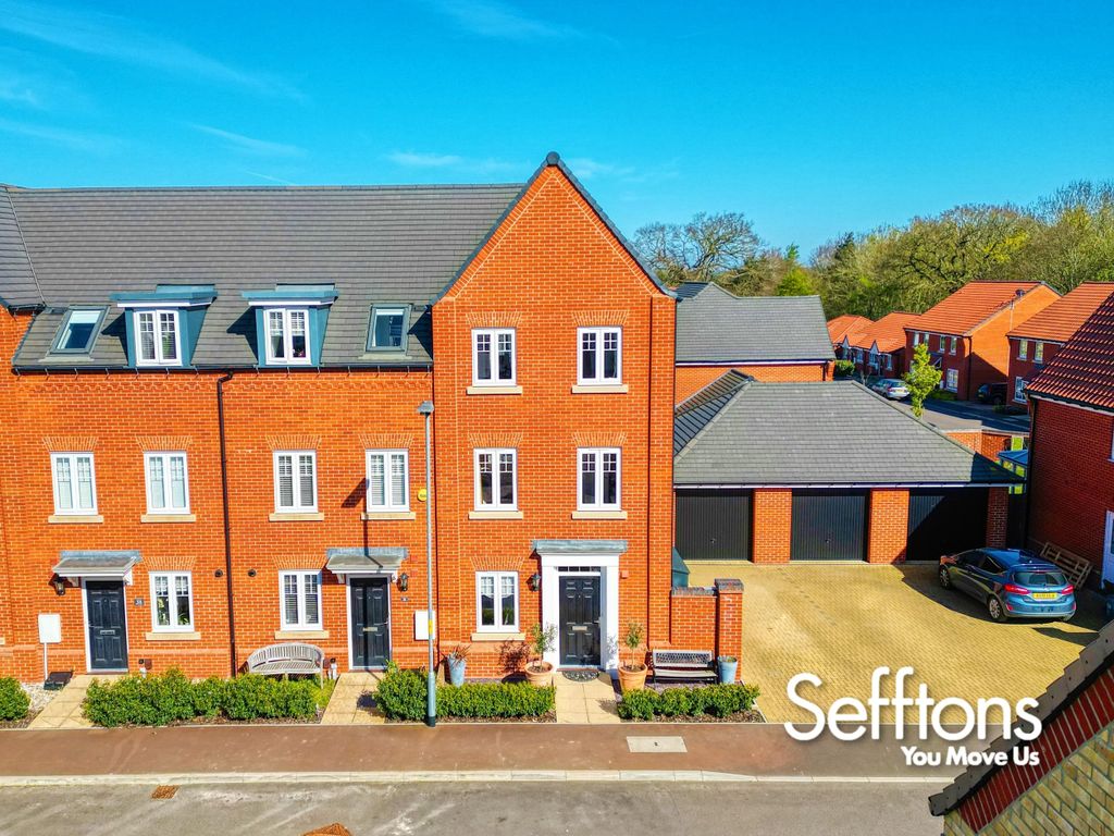 3 bed end terrace house for sale in Buckenham Road, Aylsham, Norwich