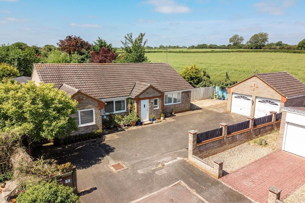 4 bed detached bungalow for sale in Woodwell Hill, Desborough NN14, £