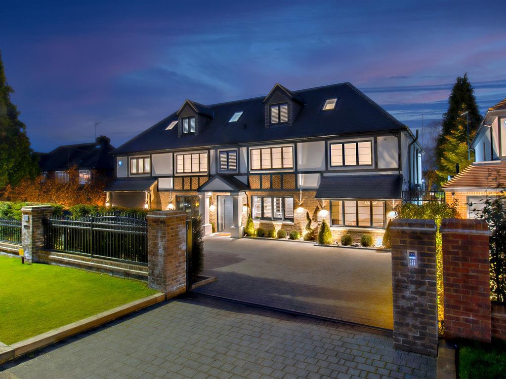 7 bed detached house for sale in Newlands Avenue, Radlett