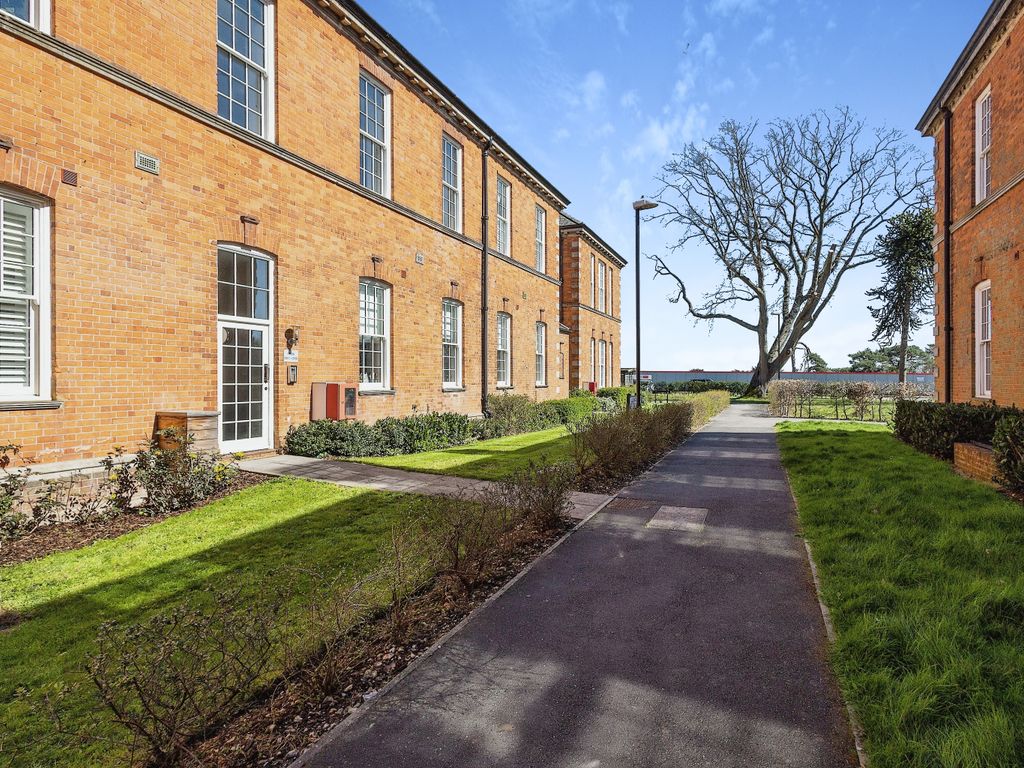 2 bed flat for sale in Longley Road, Chichester, West Sussex PO19 Zoopla