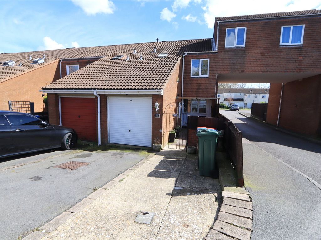 4 bed semidetached house for sale in Walshs Manor, Stantonbury, Milton