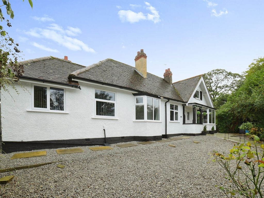 5 bed detached bungalow for sale in Anlaby Road, Hull HU4, £350,000