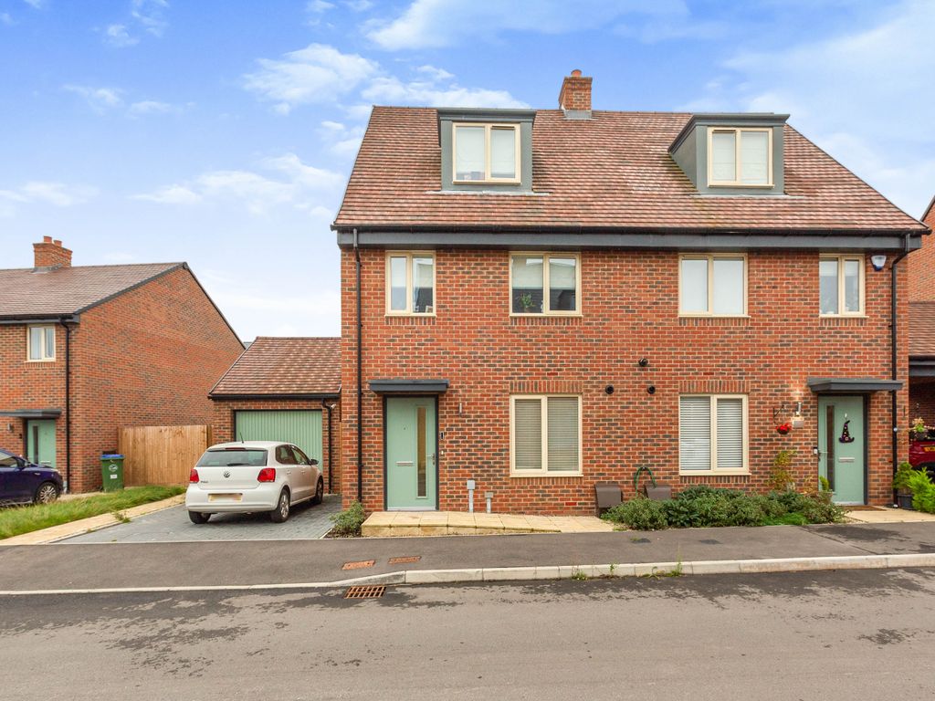 Room to rent in Broad Lane, Weston Turville HP22, £750 pcm Zoopla