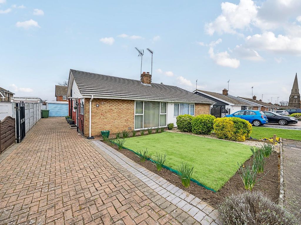 2 bed semidetached bungalow for sale in Christchurch Avenue, Erith DA8, £425,000 Zoopla