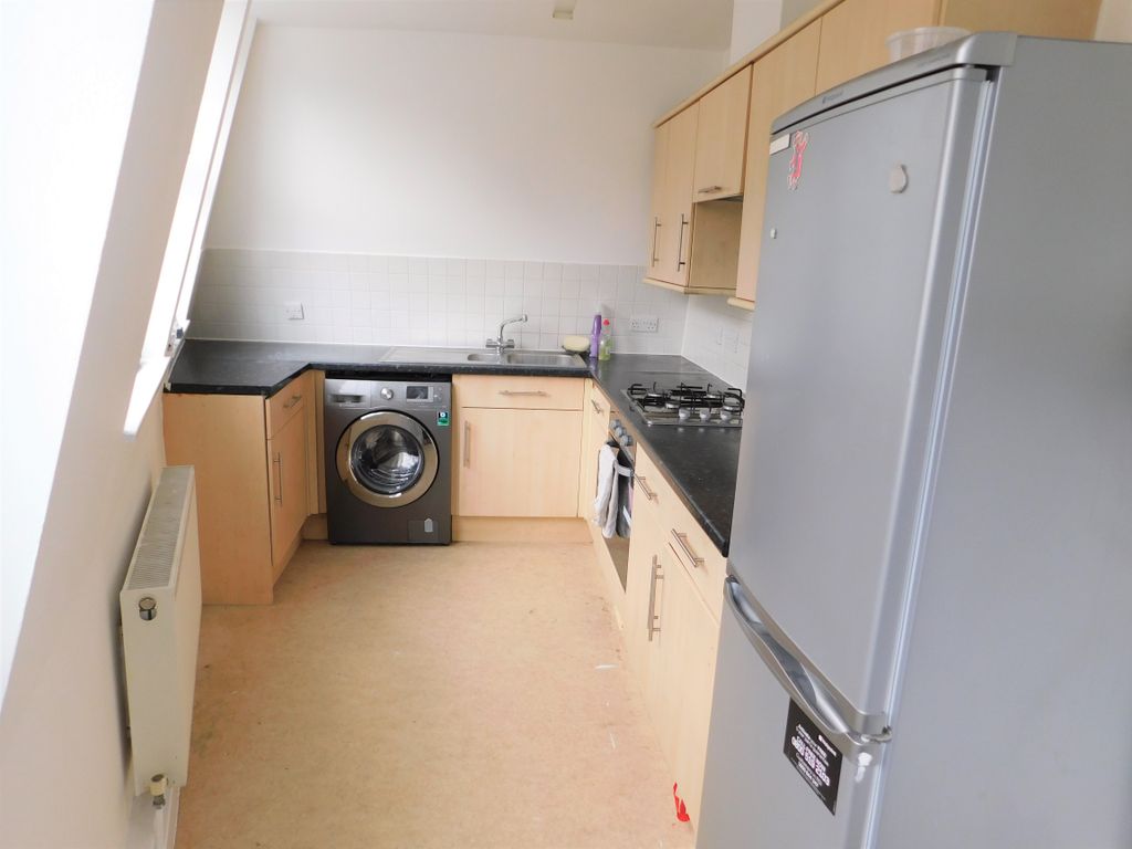2 bed flat to rent in Fountain House, Fountain Close, Woolwich SE18, £