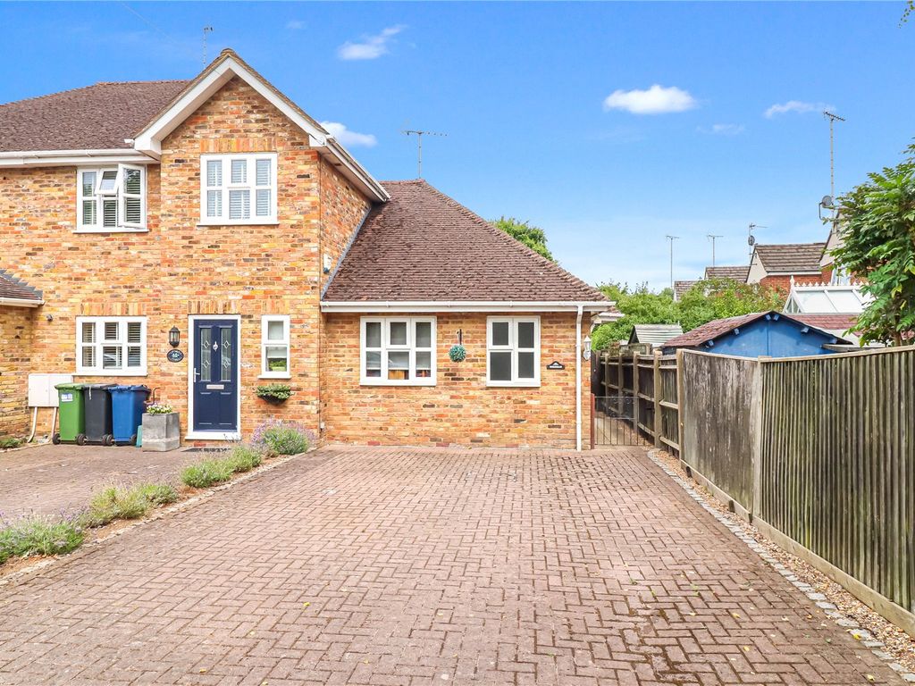 2 bed end terrace house for sale in Church Lane, Chalfont St Peter