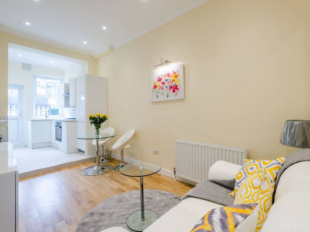 2 bed flat to rent in North End Road, Fulham Broadway, London SW6, £