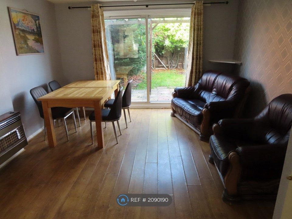 2 bed terraced house to rent in Petersham Close, Newport Pagnell MK16