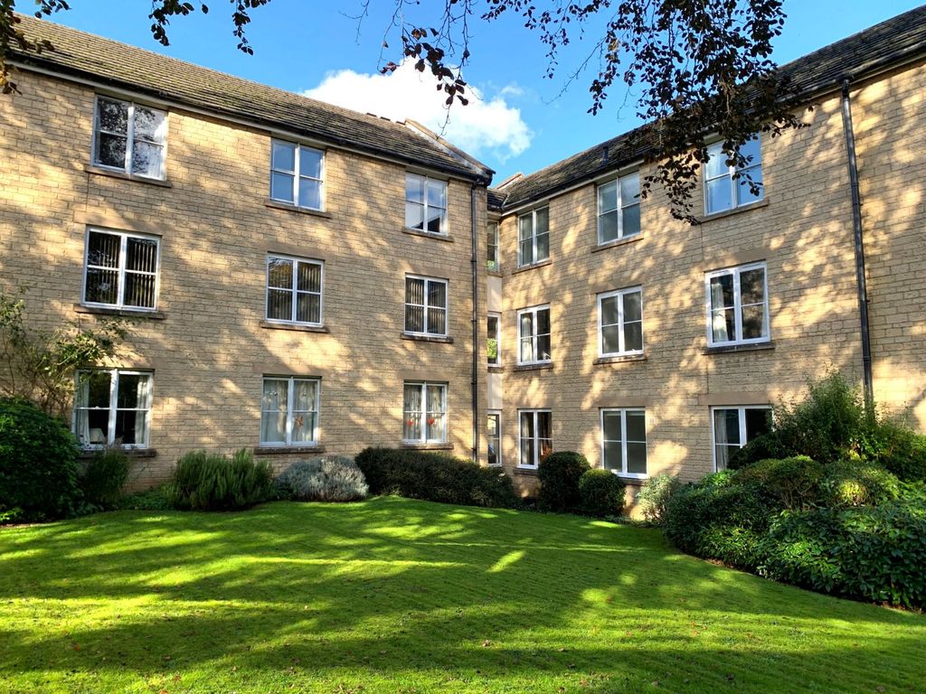 2 bed flat for sale in Mullings Court, Cirencester, Gloucestershire GL7