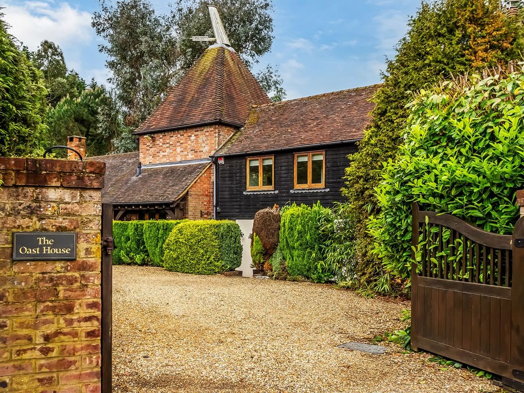 4 bed detached house for sale in Newchapel Road, Lingfield RH7, £