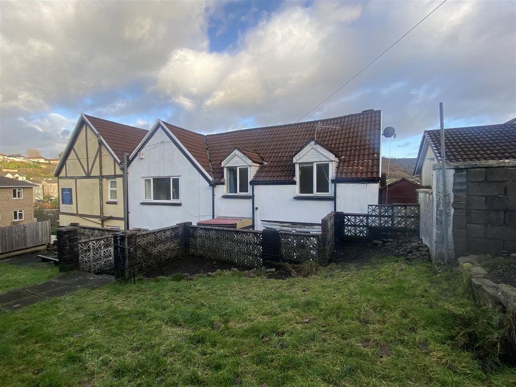 3 bed semidetached house for sale in High Street, Newbridge, Newport
