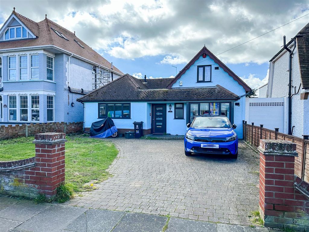 3 bed chalet for sale in Kings Road, The Royals, ClactonOnSea CO15, £