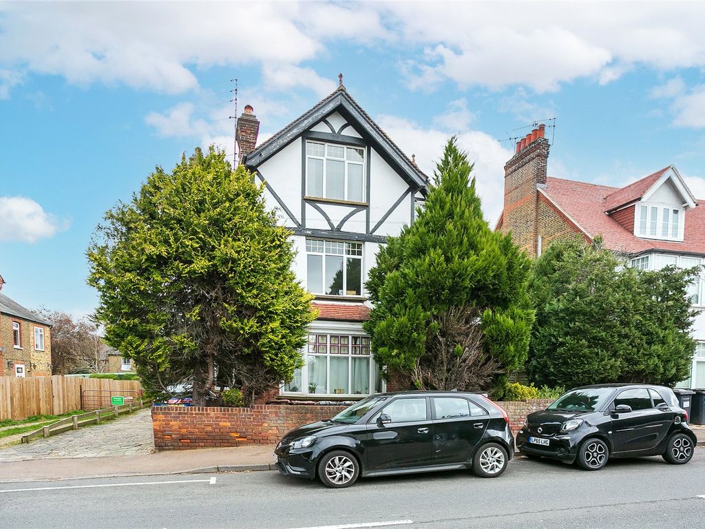 2 bed flat for sale in Bushey Hall Road, Bushey, Hertfordshire WD23