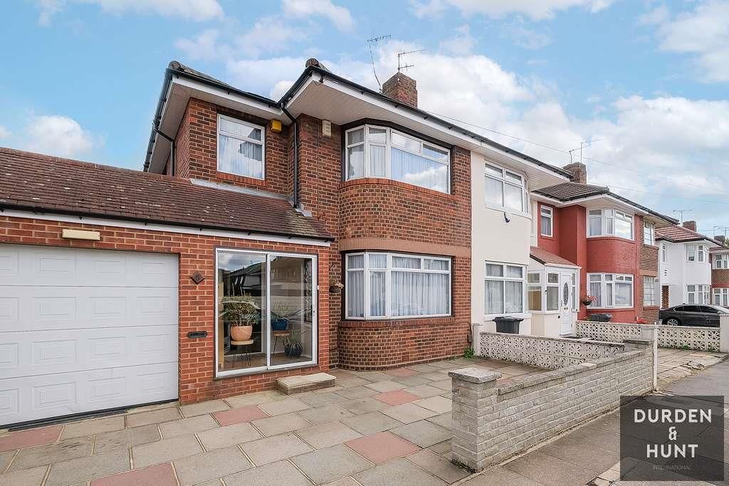 3 bed end terrace house for sale in Forterie Gardens, Ilford IG3, £