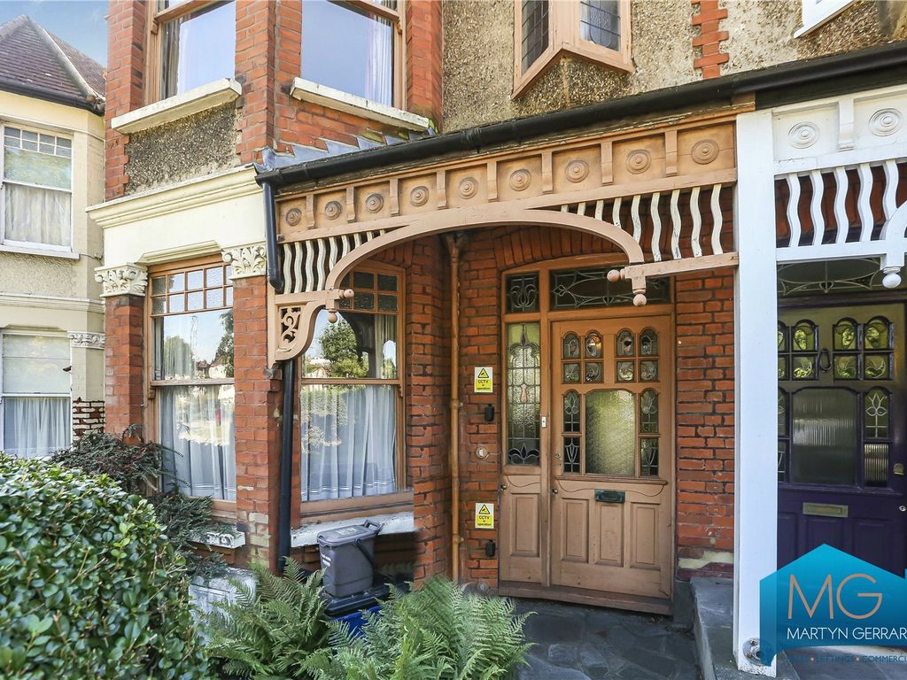 4 bed end terrace house for sale in Granville Road, London N12, £