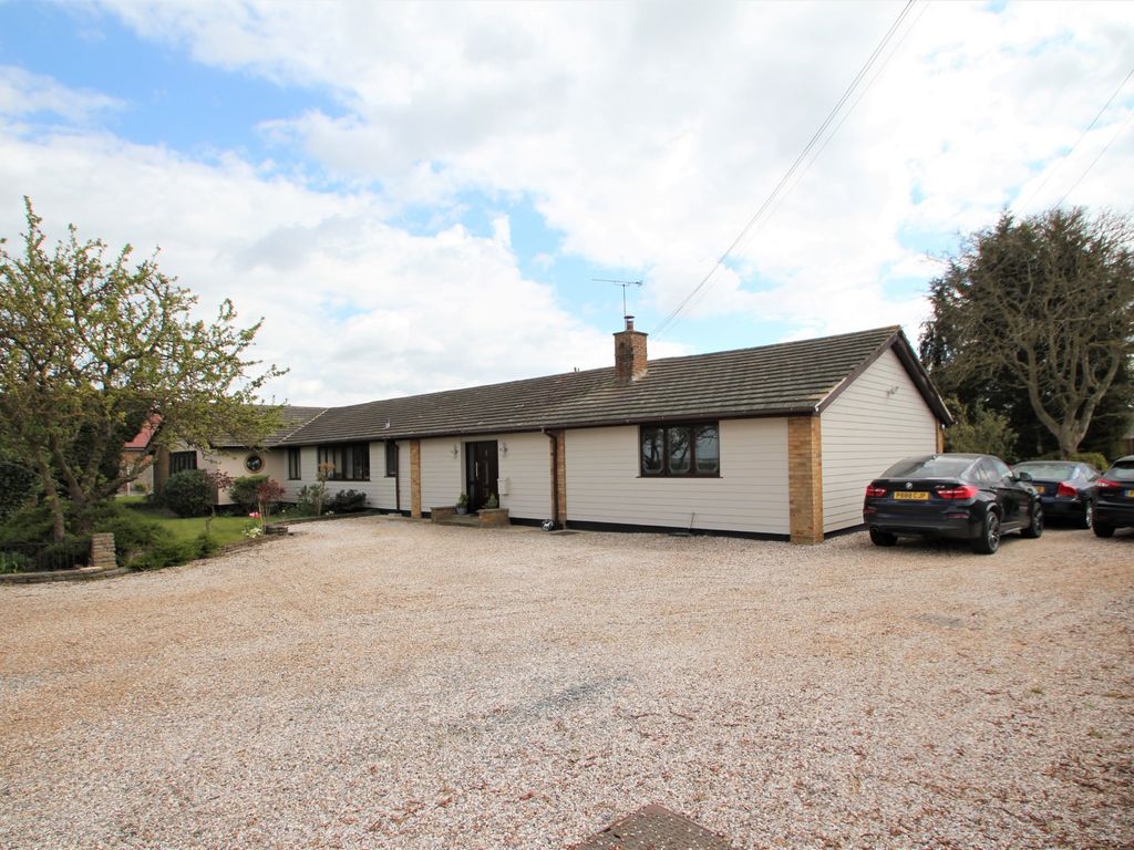 5 bed detached bungalow for sale in Burnham Road, Latchingdon