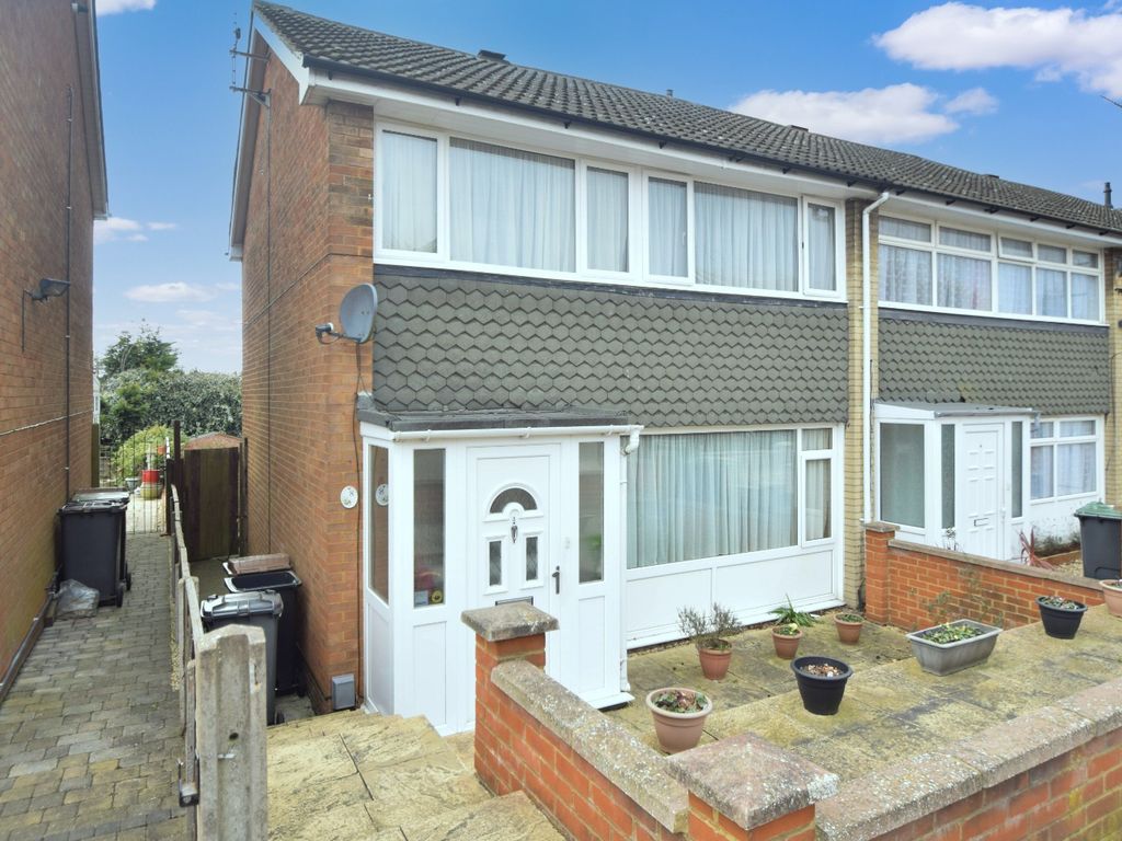 3 bed end terrace house for sale in Porlock Drive, Luton LU2, £270,000