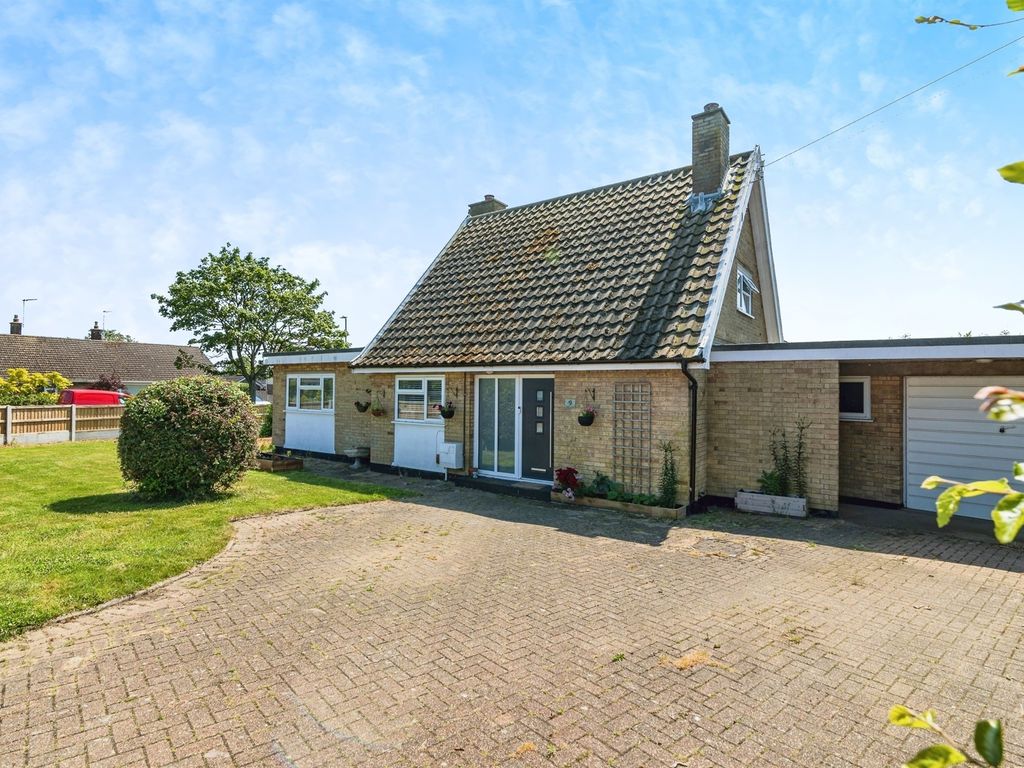 4 bed bungalow for sale in Skamacre Crescent, Lowestoft NR32, £375,000