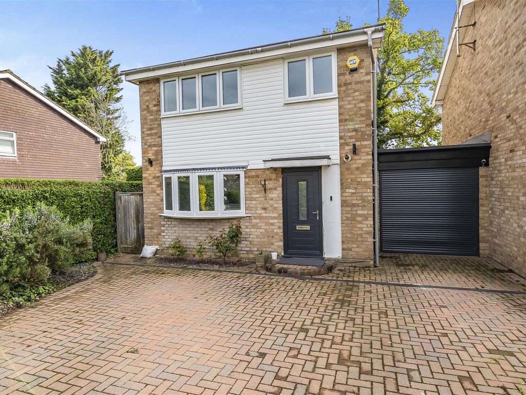 3 bed link detached house for sale in Delane Drive, Winnersh, Berkshire