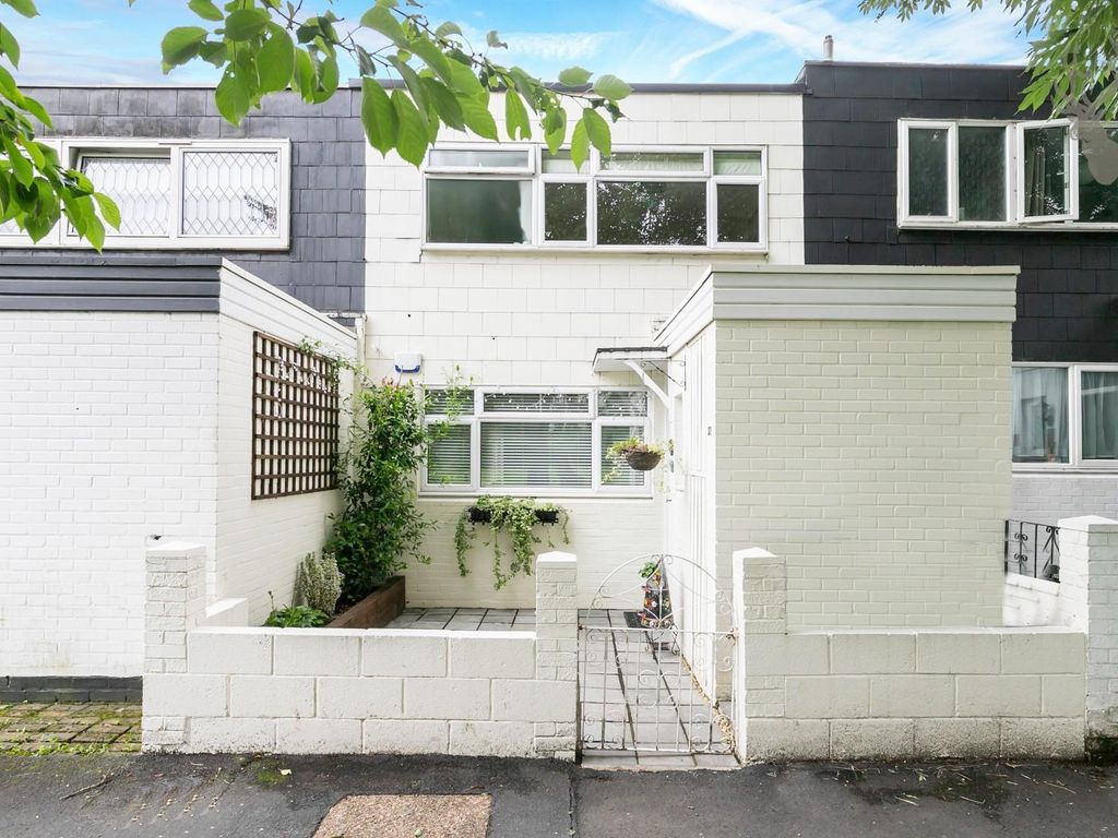 3 bed property for sale in Longcroft Rise, Loughton IG10 Zoopla